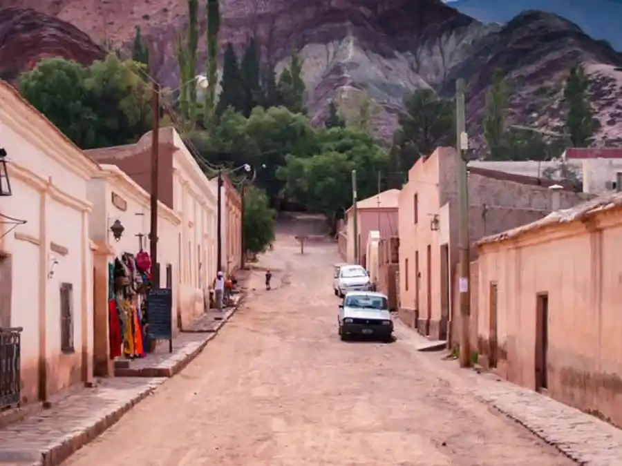 Turismo en Argentina: el pueblo que se destaca por su cercanía a dos cerros emblemáticos del norte