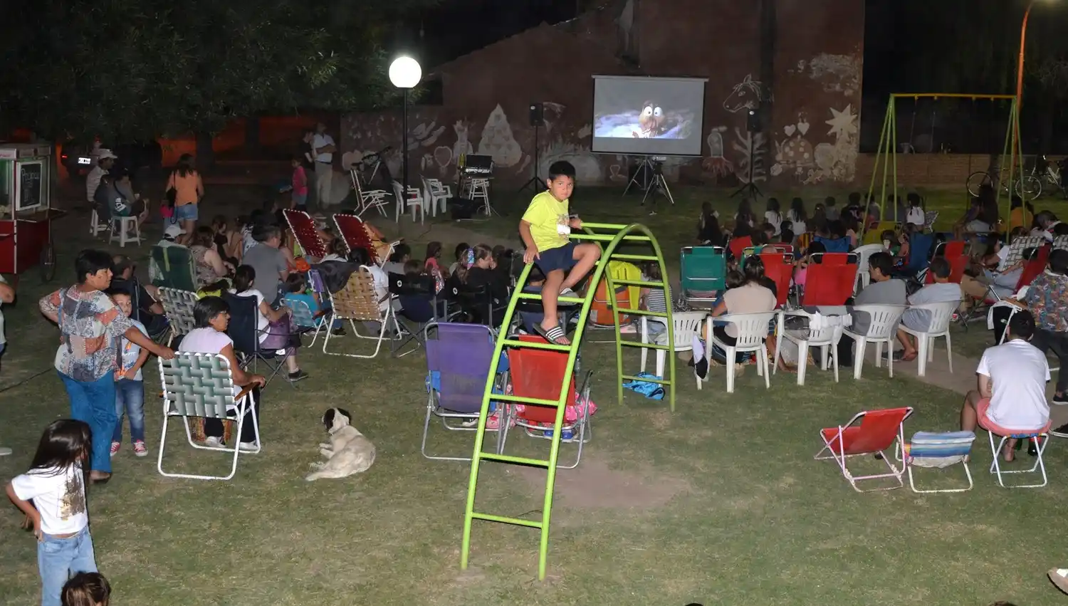 Noche de cine en barrio Pardo. Foto: Municipalidad de Villa Cañás