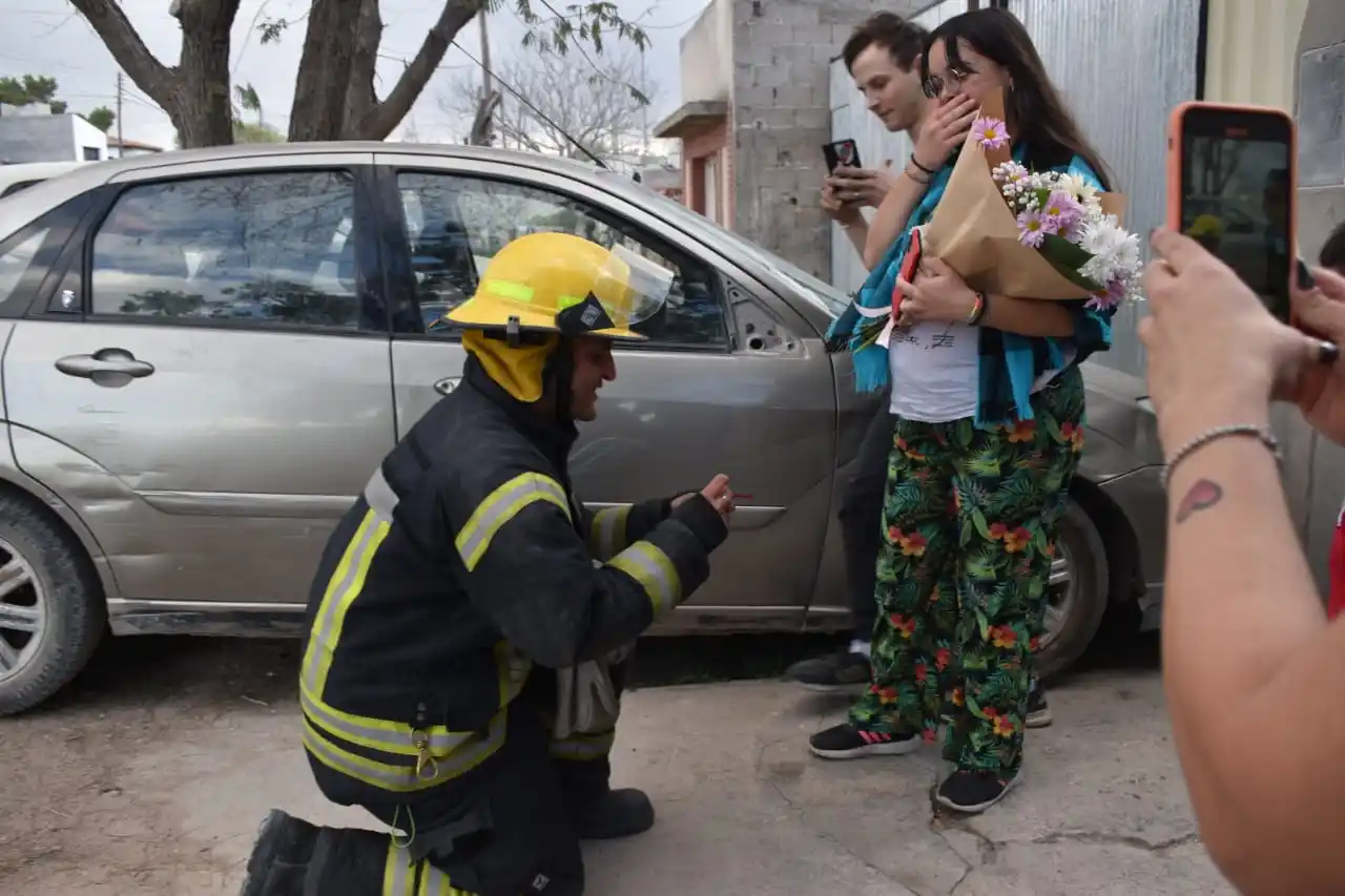 Una autobomba se convirtió en escenario de una propuesta de matrimonio única en Río Negro