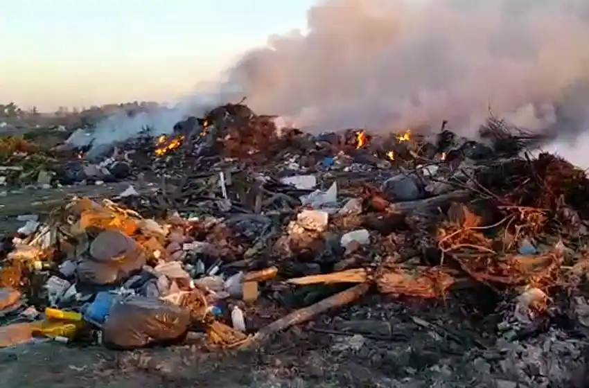 Entre olor, ratas y humo, un enorme basural a cielo abierto preocupa a los vecinos en Roldán