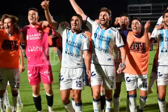 Atlético sorprendió a Defensa con dos golazos y jugará contra Argentinos en la siguiente fase  de la Copa Argentina