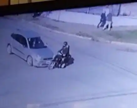 Chocó a una motociclista, la dejó lesionada y se escapó