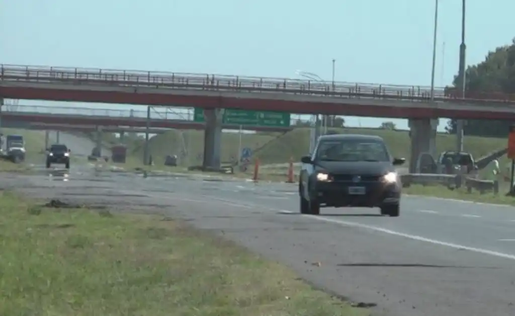 Se iban de vacaciones y les tiraron una viga en la autopista Santa Fe-Rosario