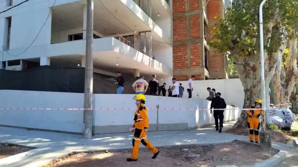 La pared recién levantada en el hueco de una escalera ocultaba el cadáver de un trabajador desaparecido hace quince días (Foto: El Entre Ríos)