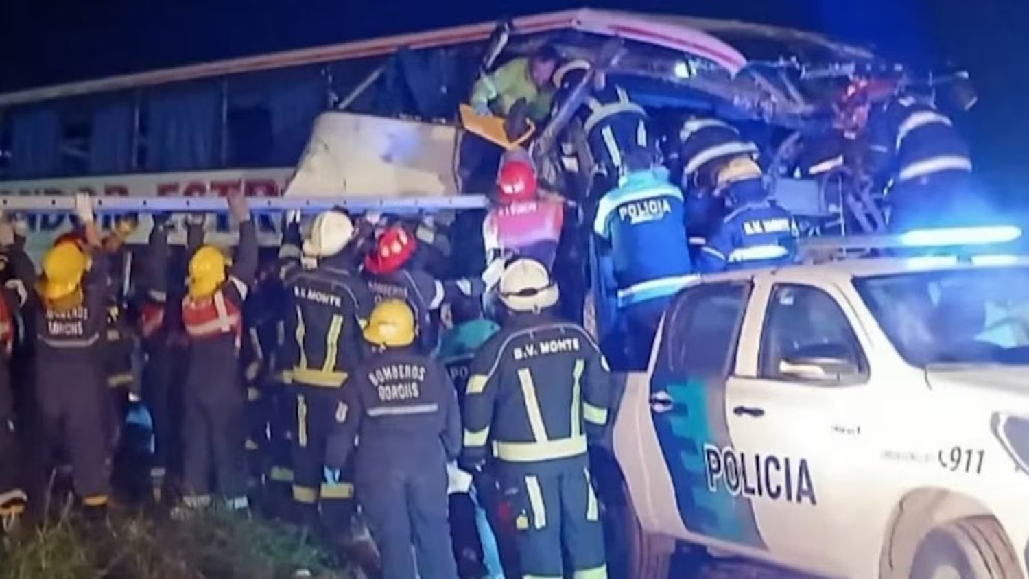 Violento choque frontal entre un micro y un camión: al menos 4 muertos y 16 heridos