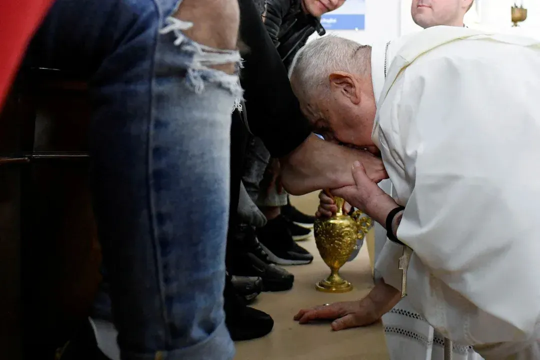 El papa Francisco lavó y besó los pies de 12 presidiarias en un ritual tradicional,