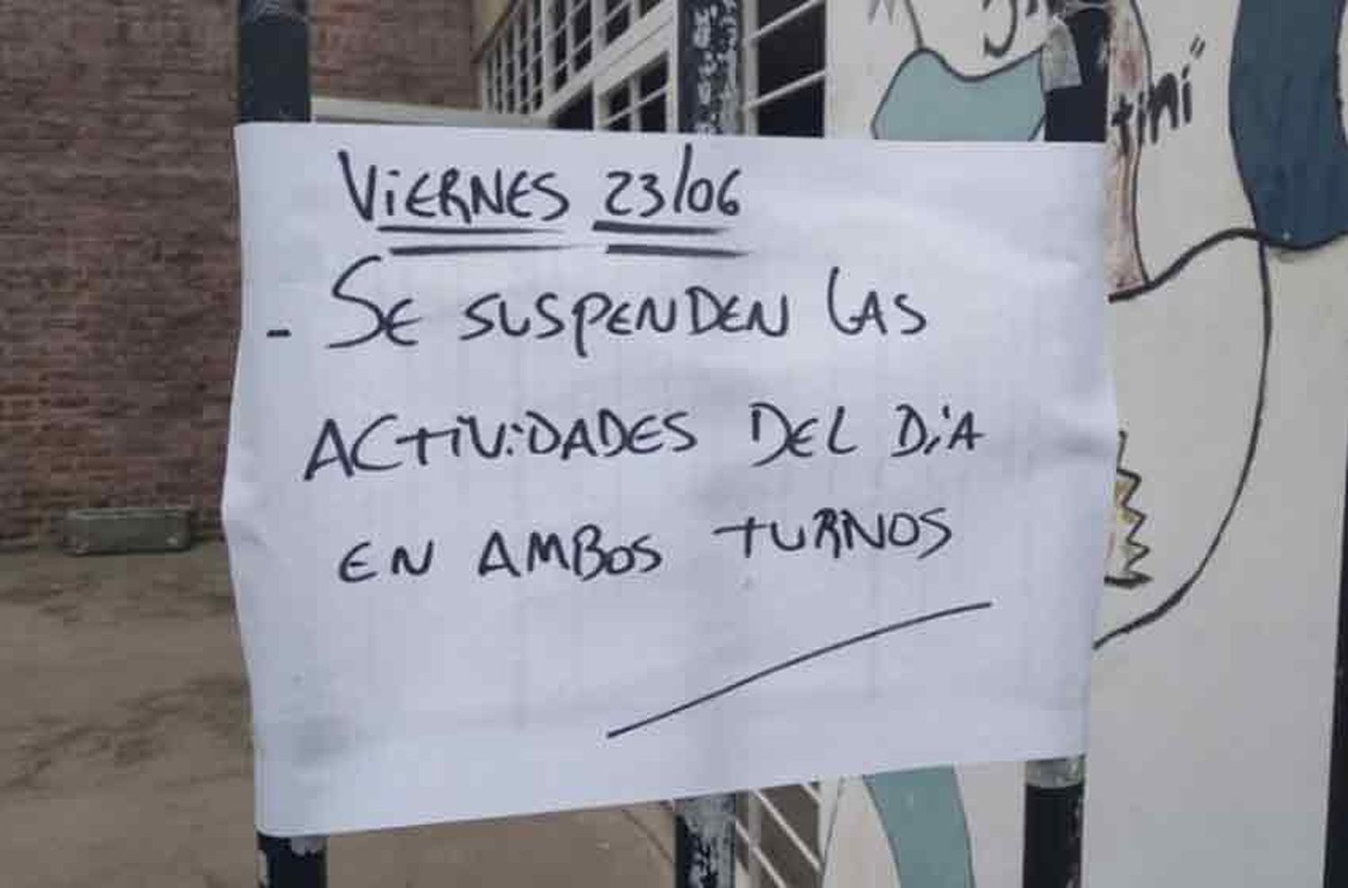 Dejaron una nota con balas en un colegio de Villa Gobernador Gálvez y suspendieron las clases