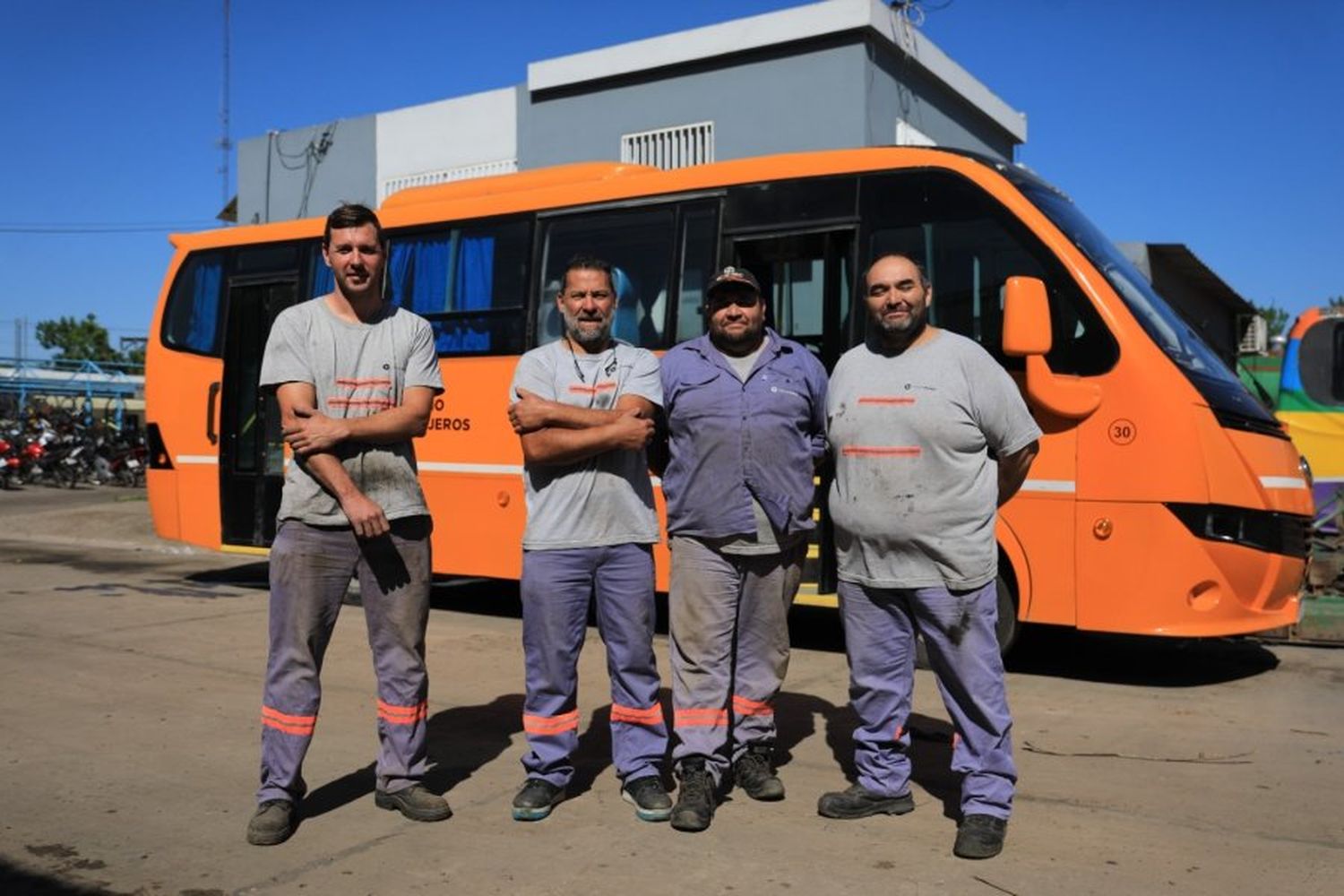 Reconstrucción de la flota municipal: minibuses recuperados con mano de obra local