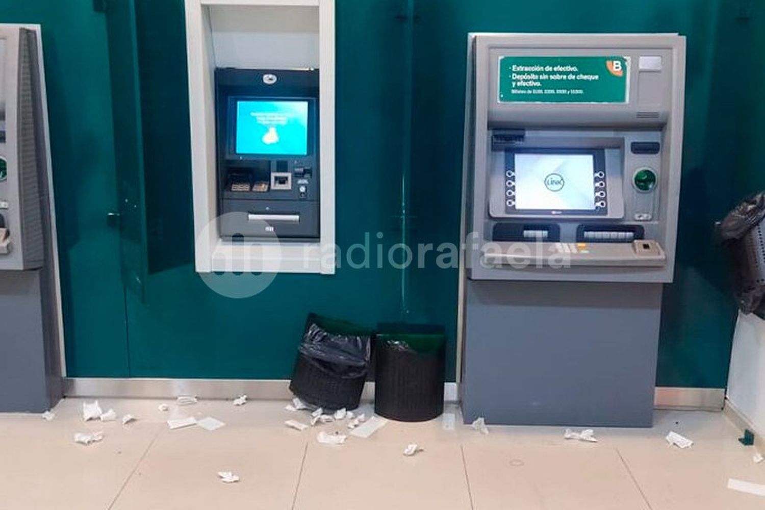 Se enojó porque el cajero automático no le dió dinero y destrozó el lugar