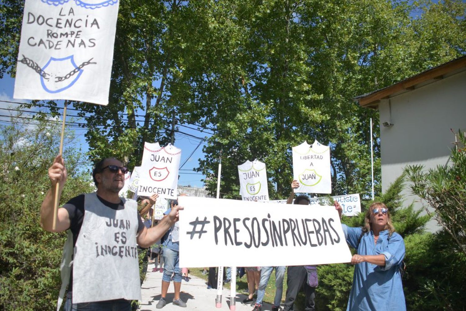 Se manifestaron en la sede judicial para pedir la libertad de Juan Rosso