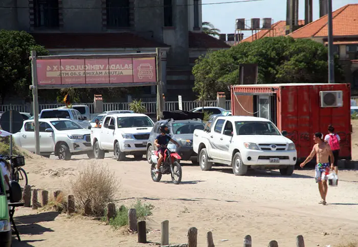 Las bajadas pagas a la arena con un debut caótico y de protestas