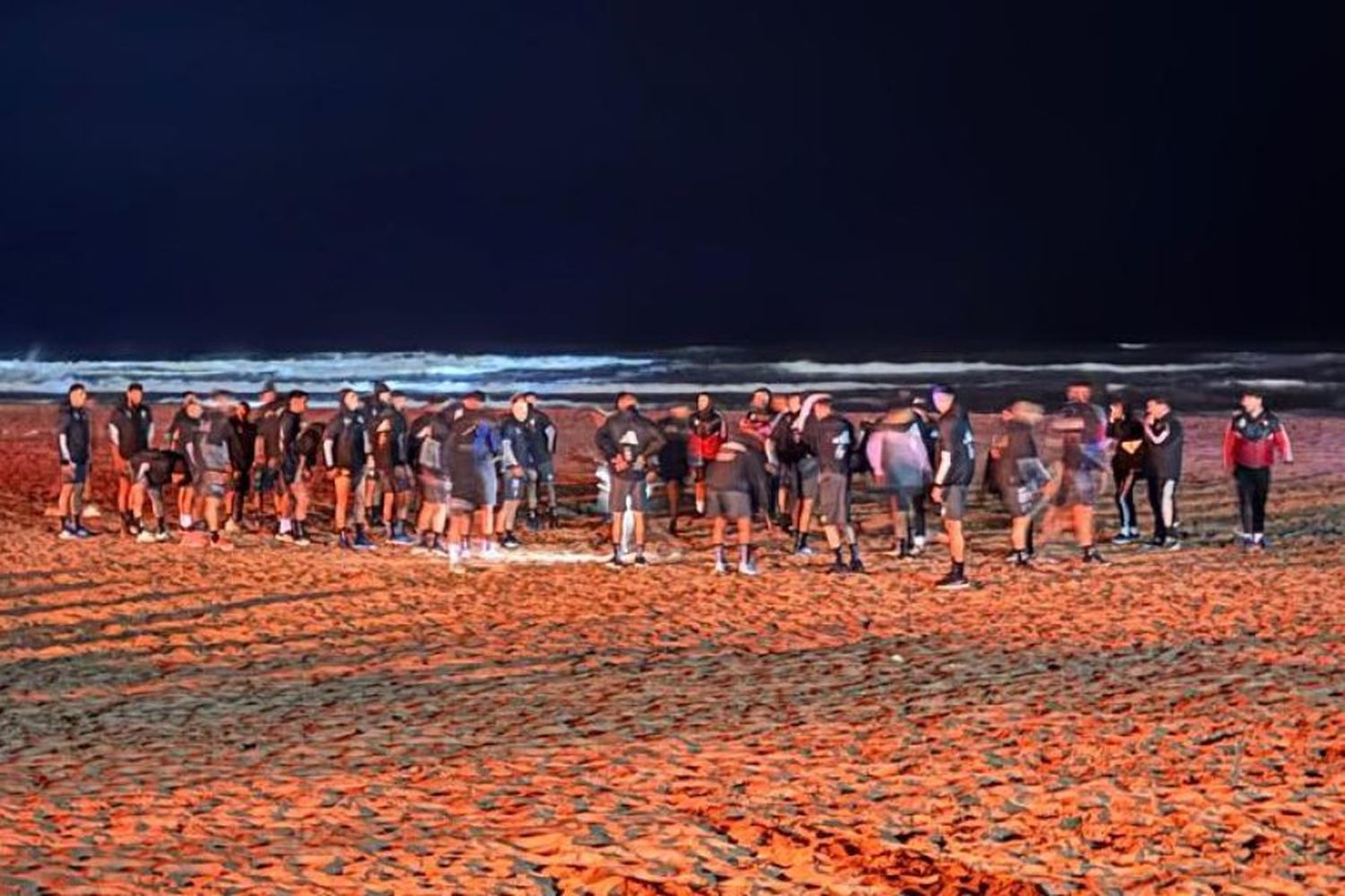 De madrugada, al lado del boliche y con la música "al palo": la insólita pretemporada de Riestra