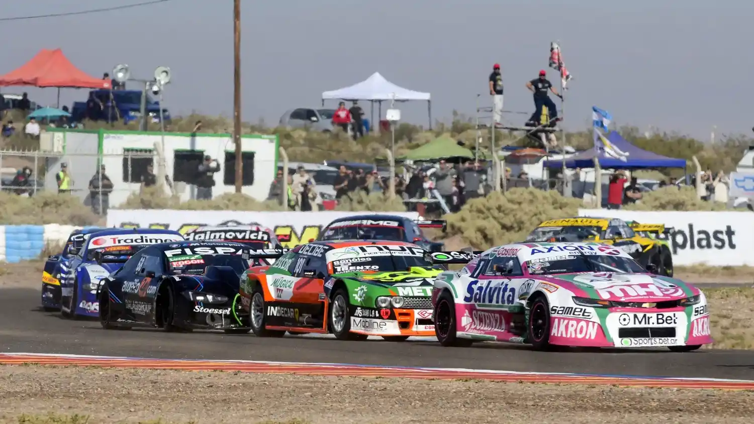 Canapino, ganador, delante de Castellano, líder del campeonato.