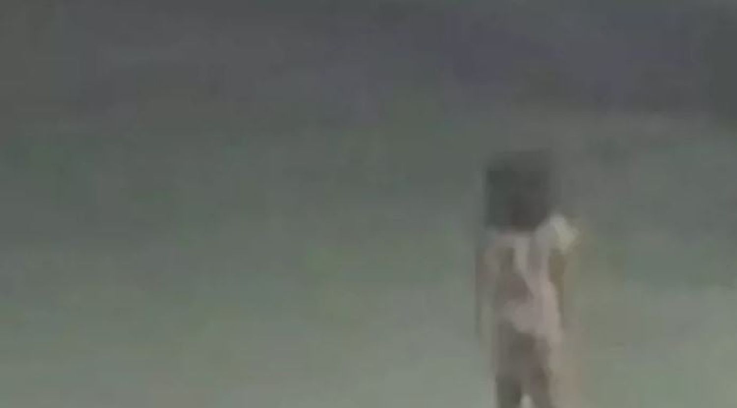 ¿Un fantasma? Cámaras de seguridad captan a una niña caminando sola y que se desvanece en el aire