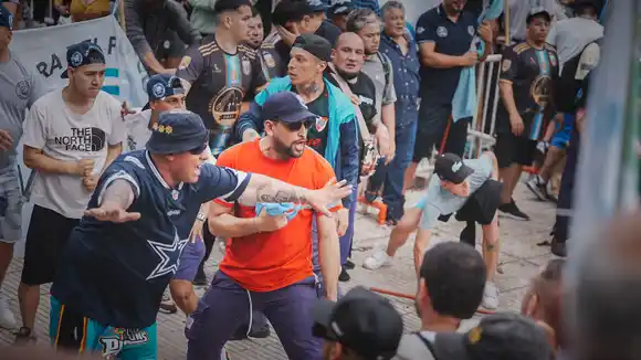 "Muchachos tranquilos, no se peleen": el acto de Guillermo Moreno por el Día de la Lealtad terminó a las piñas