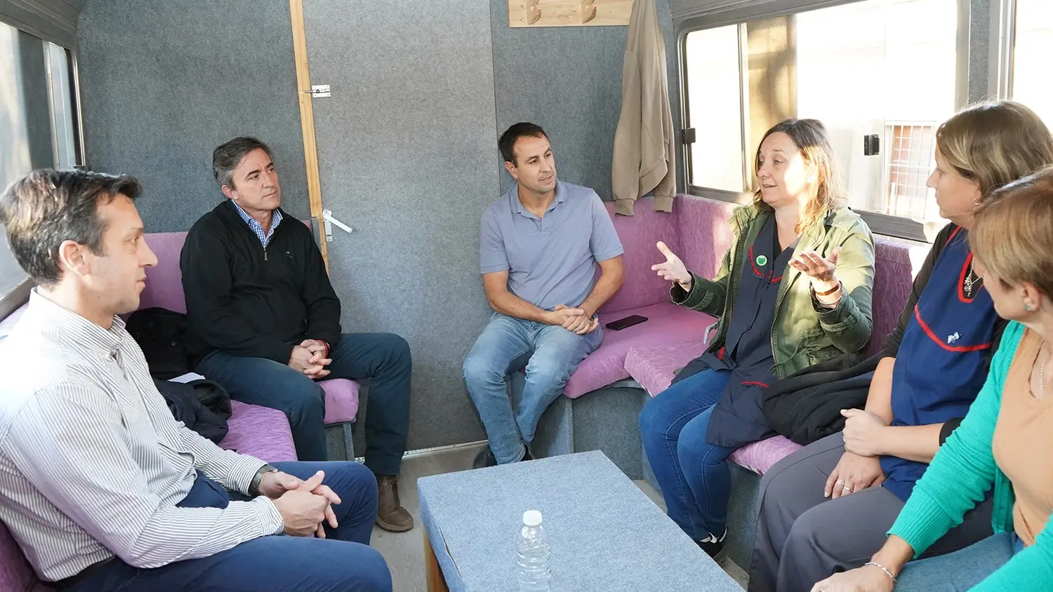 Arturo Rojas y sus funcionarios Adrián Furno y Juan de la Calle dialogan con los vecinos del sector