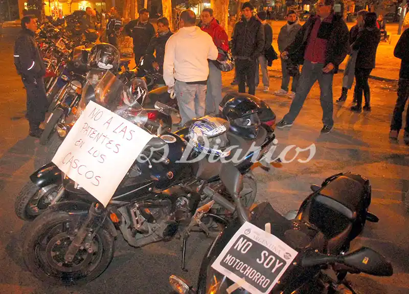 Moteros contra chalecos y cascos con dominio