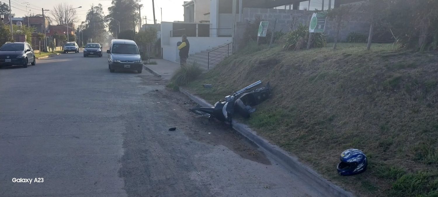 Una moto y una Partner protagonizaron un accidente en Segundo Sombra al 1700.