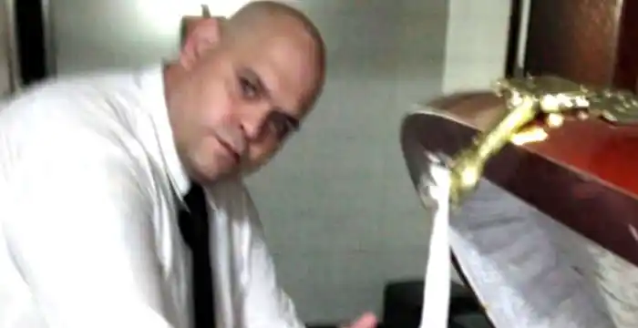 La muerte de Diego Maradona: Condenaron al hombre que se fotografió junto a su cuerpo en el cajón