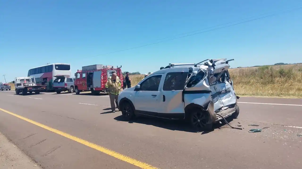 Un colectivo impactó de atrás a un utilitario: los heridos fueron trasladados al Centenario