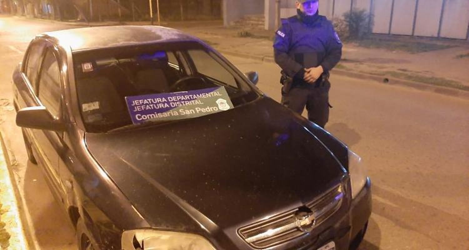 Aprehendieron a un remisero que llevaba pasajeros en un auto robado