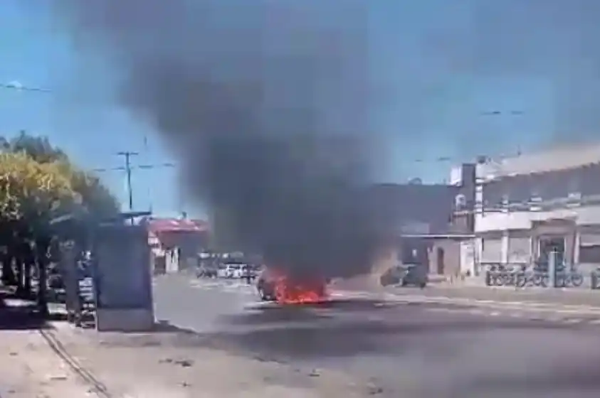 Otro auto se incendió en plena calle