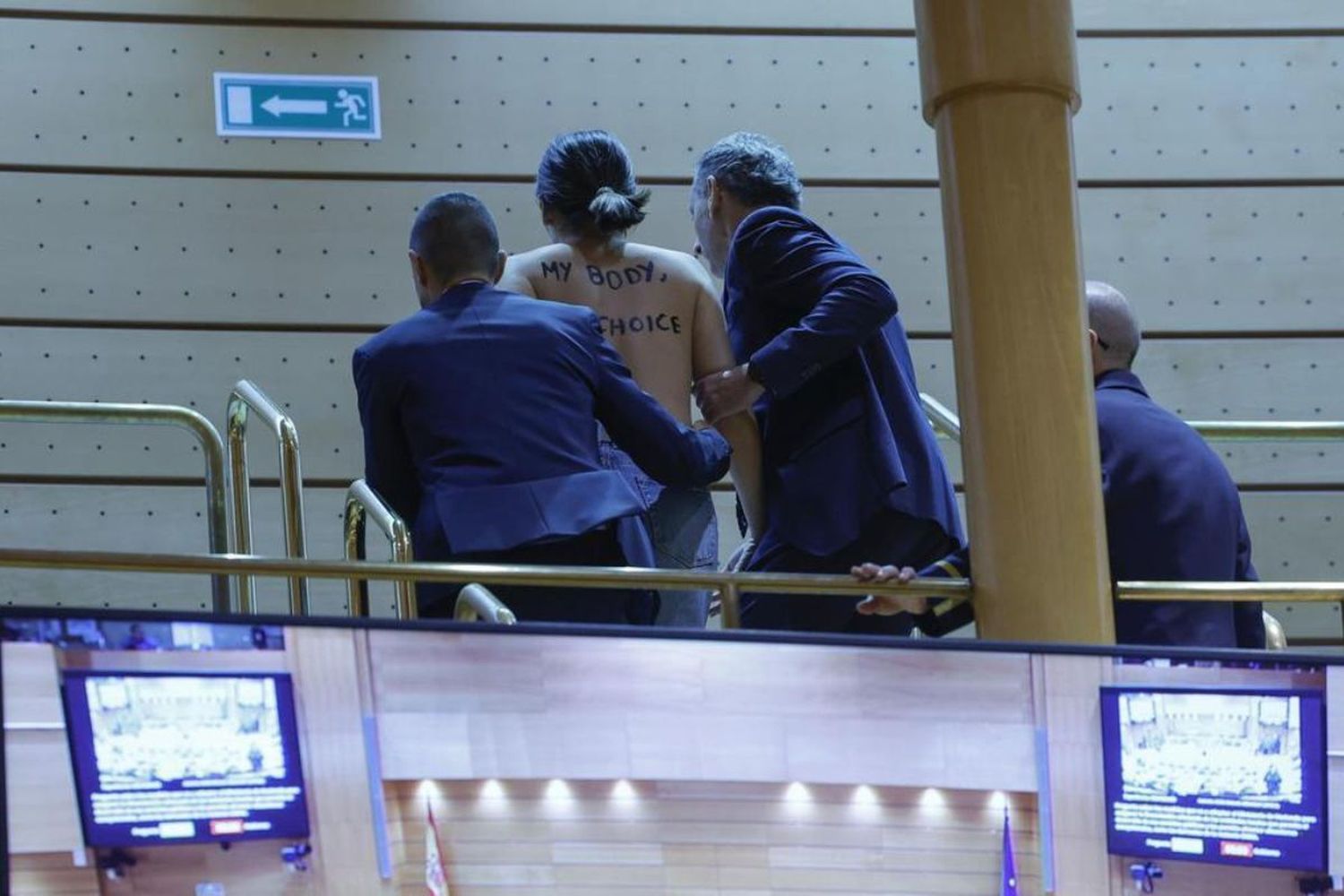 Dos activistas durante una acción de FEMEN durante un pleno en el Senado, en Madrid.