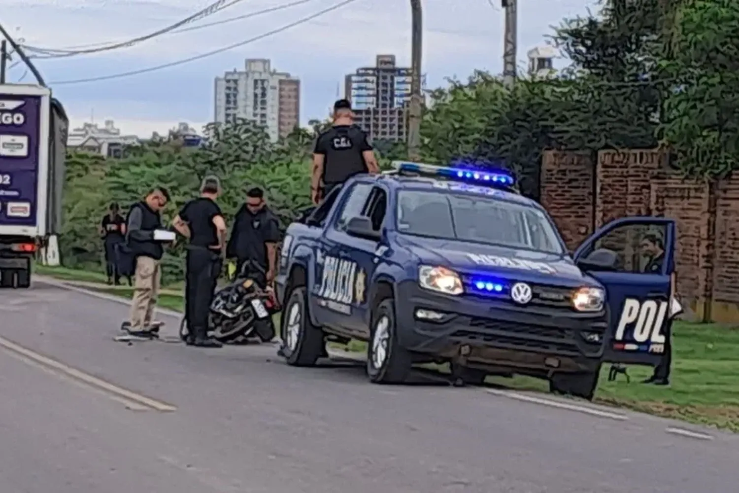 Tragedia en Santa Fe: un joven motociclista murió tras chocar contra una columna