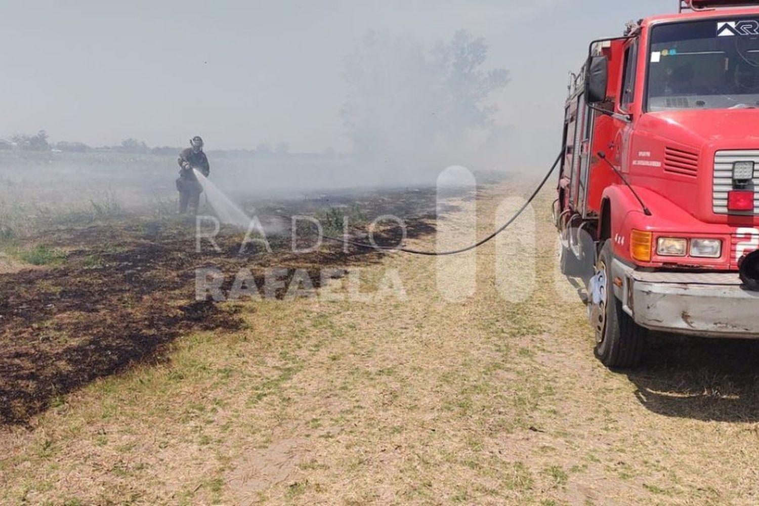 Grave incendio cerca del aeródromo requirió una rápida intervención de bomberos zapadores