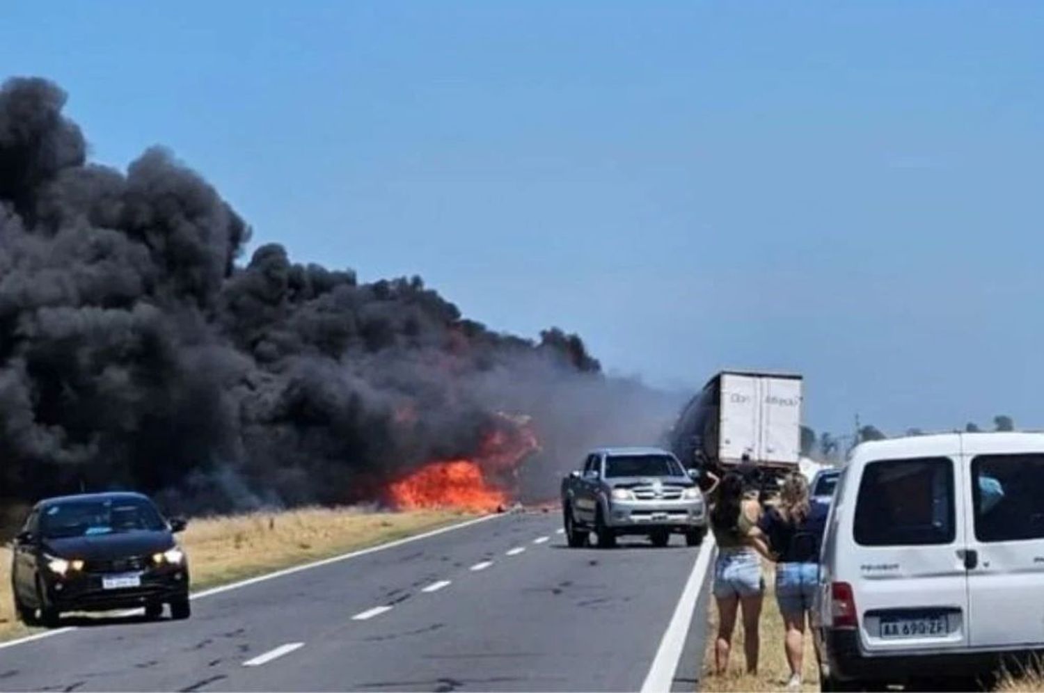 Grave accidente en Ruta 7: tres camiones involucrados, uno terminó incendiado