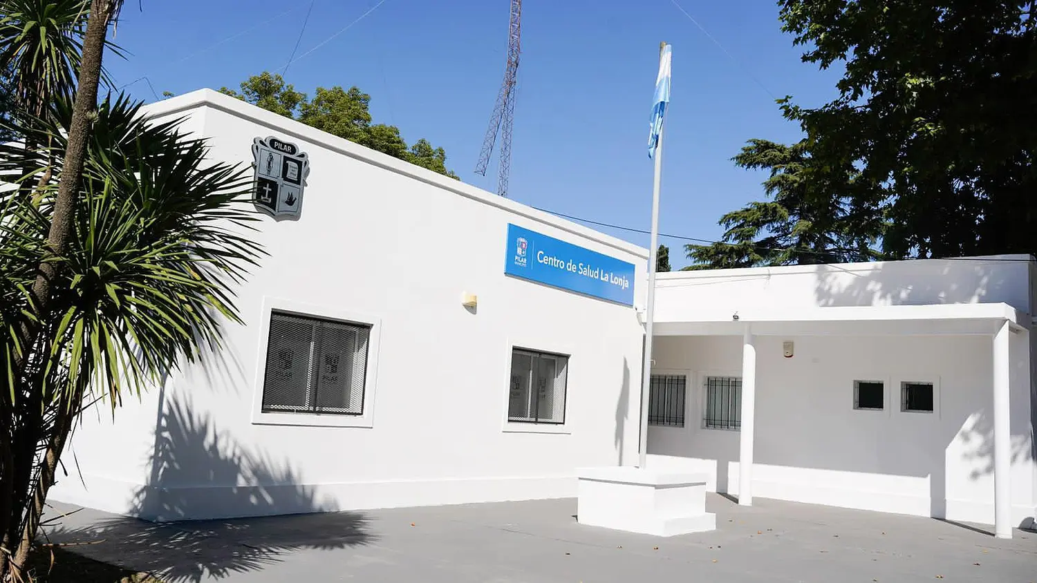 El lugar cuenta con consultorios, farmacia, enfermería, sala de espera, SUM y espacios para pediatría.