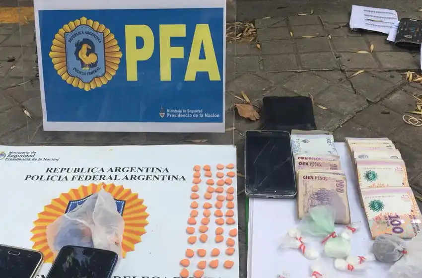 Dos detenidos con dinero y drogas