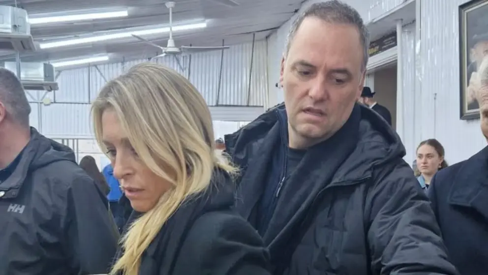 Adorni y su esposa Betina Angeletti fotografiados en New York