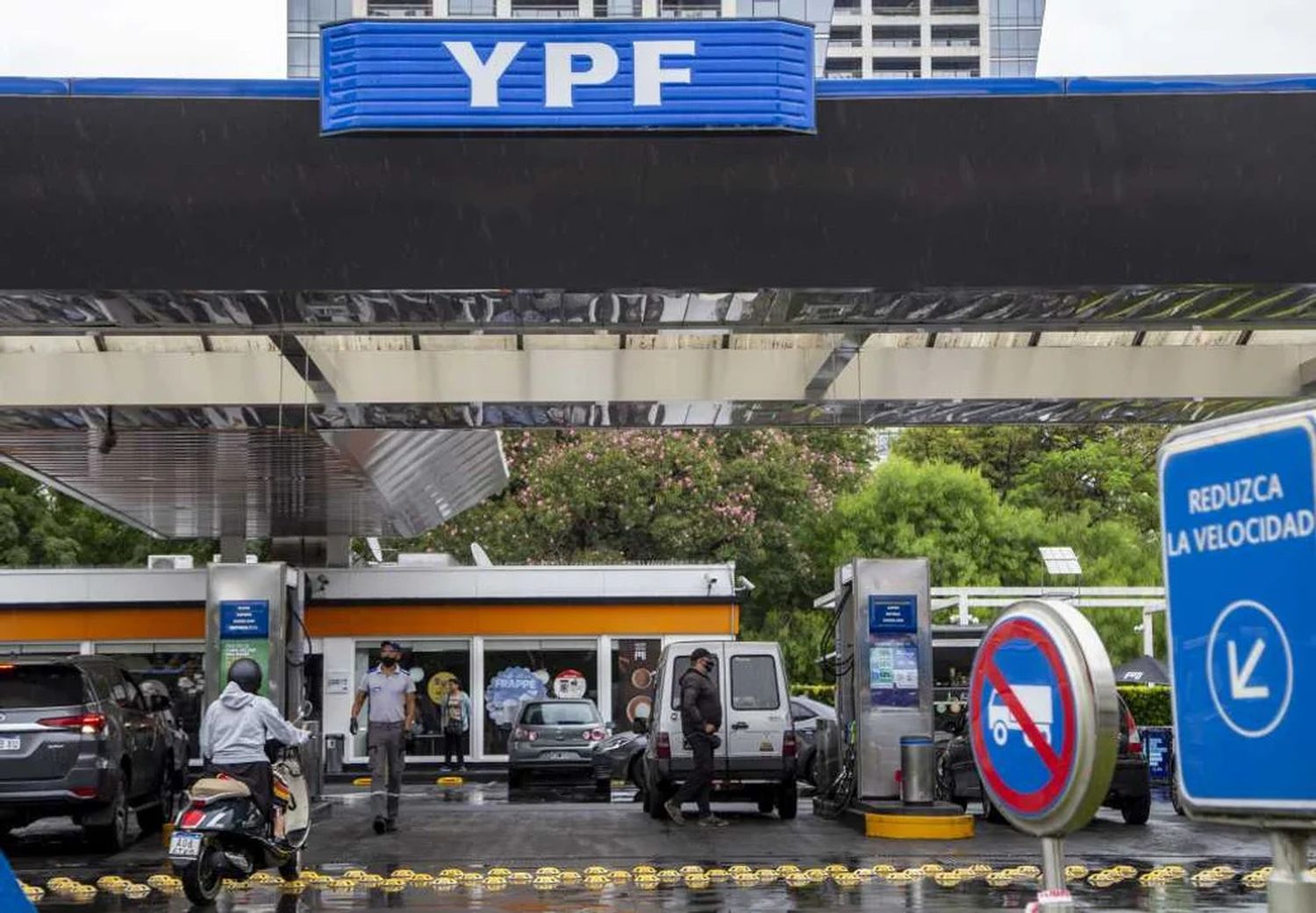 Desde mañana YPF reduce el precio de sus combustibles.