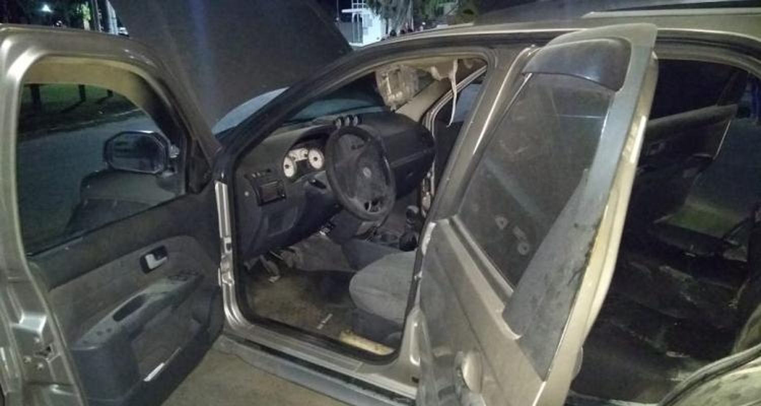 Se incendió un auto en la rotonda del Náutico y su conductor resultó con severas lesiones