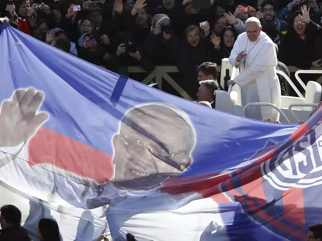La bandera azulgrana se despliega en homenaje a la reciente asunción papal de Francisco. Foto: Gentileza