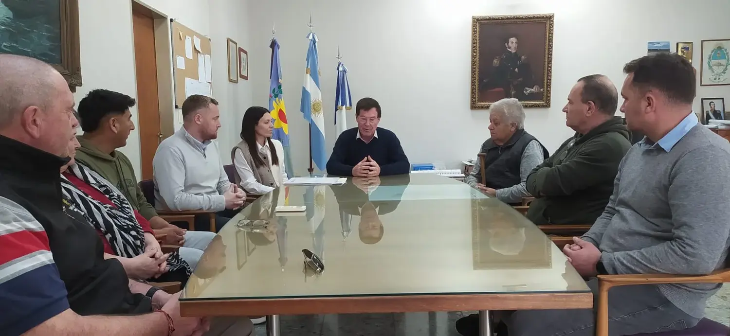 El intendente Juan Carlos Chalde y el director de Desarrollo Humano, Luciano Ripoll, firmaron los acuerdos con cincos instituciones
