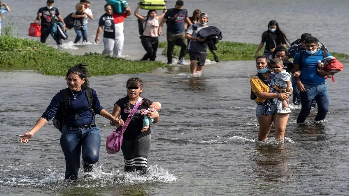 Patrulla fronteriza RESCATA a migrantes de las aguas caudalosas del Río Grande