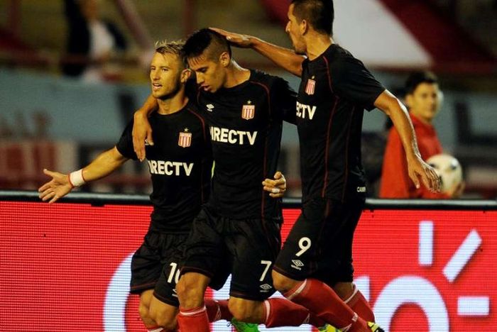 Gastón Fernández celebra su gol de penal. (Foto: Télam)