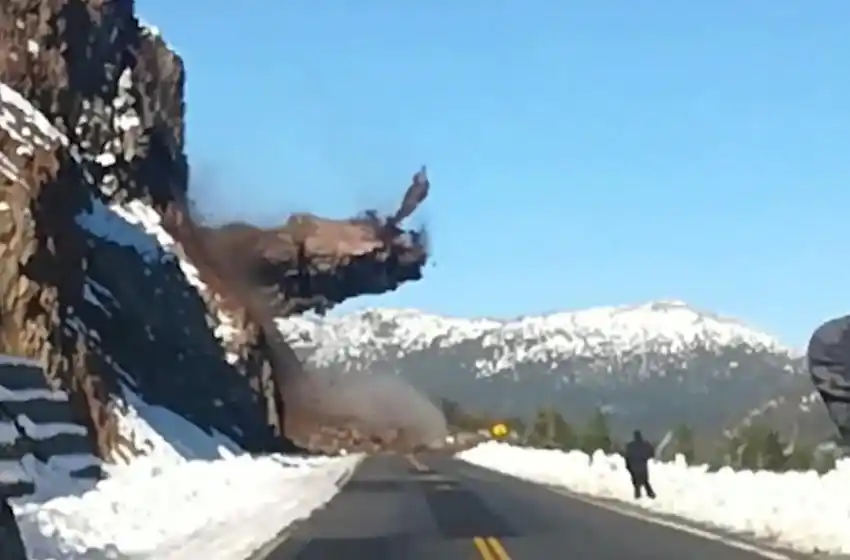 Se derrumbó una montaña en una ruta que une Villa La Angostura con Bariloche