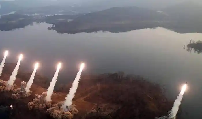 Corea del Norte lanzó misiles mientras Washington  y Seúl inician maniobras militares