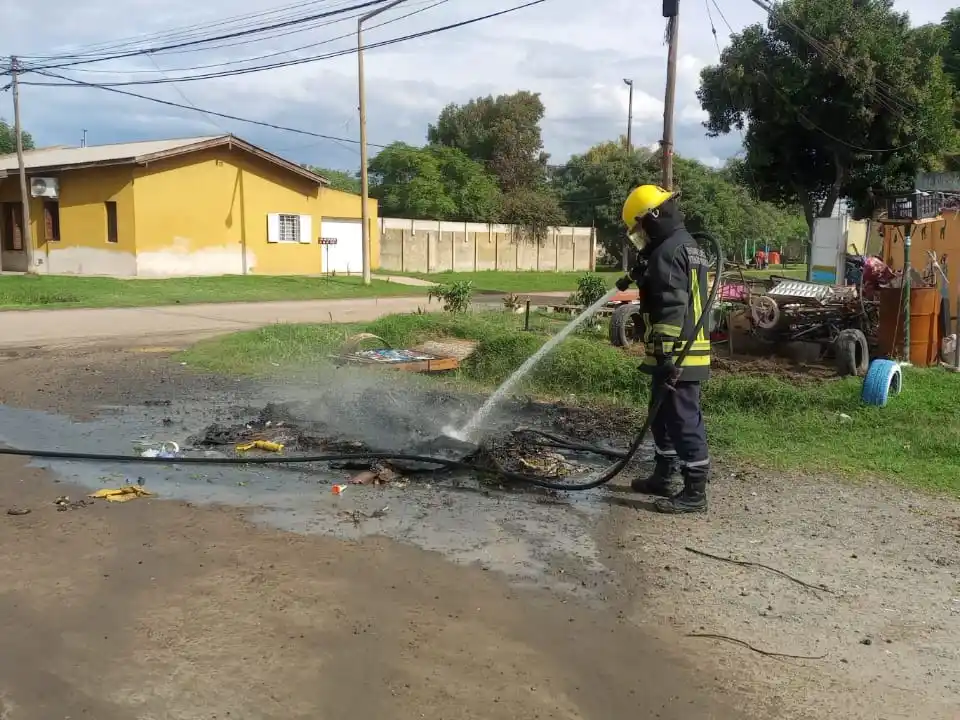 Bomberos lograron sofocar rápidamente las llamas.