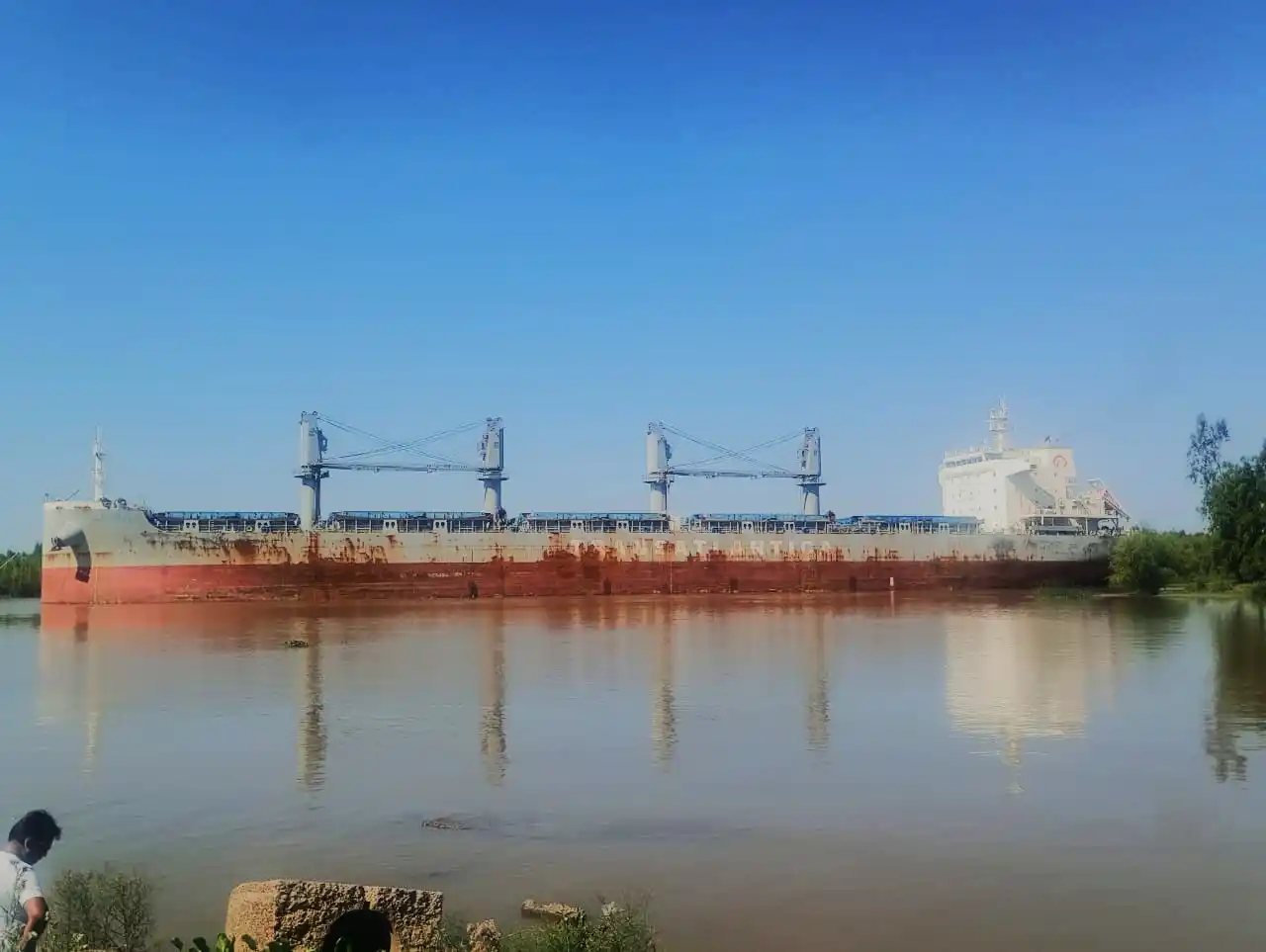 El Tac Imola llegó de La Plata para cargar trigo en San Pedro.