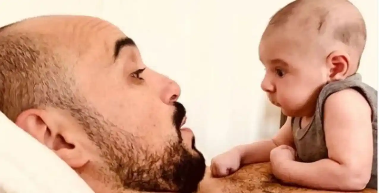 La tierna foto que publicó Abel Pintos de su hijo tomando tereré