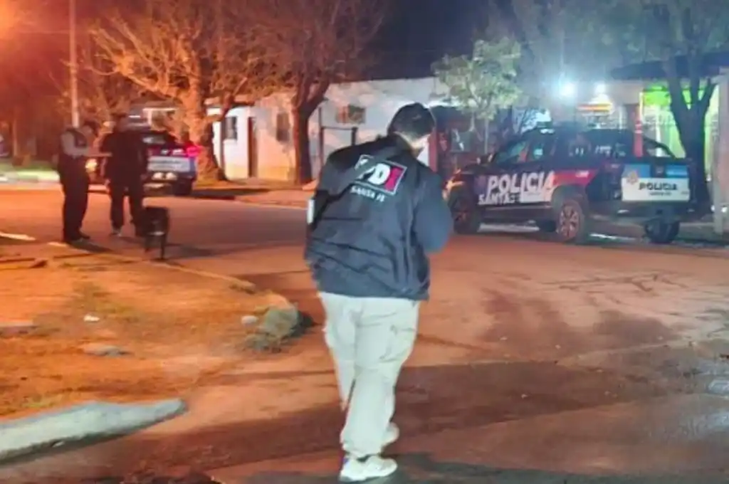 Peritos e investigadores trabajaron en la escena del escena del suceso.