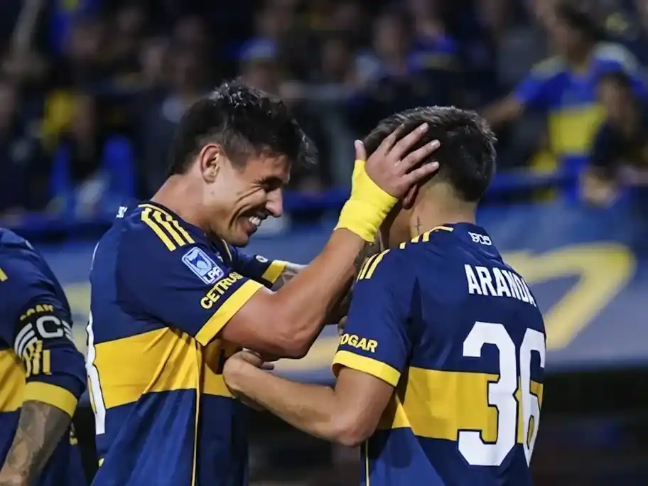 El abrazo entre Aranda y Bareiro, los autores de los goles xeneizes.