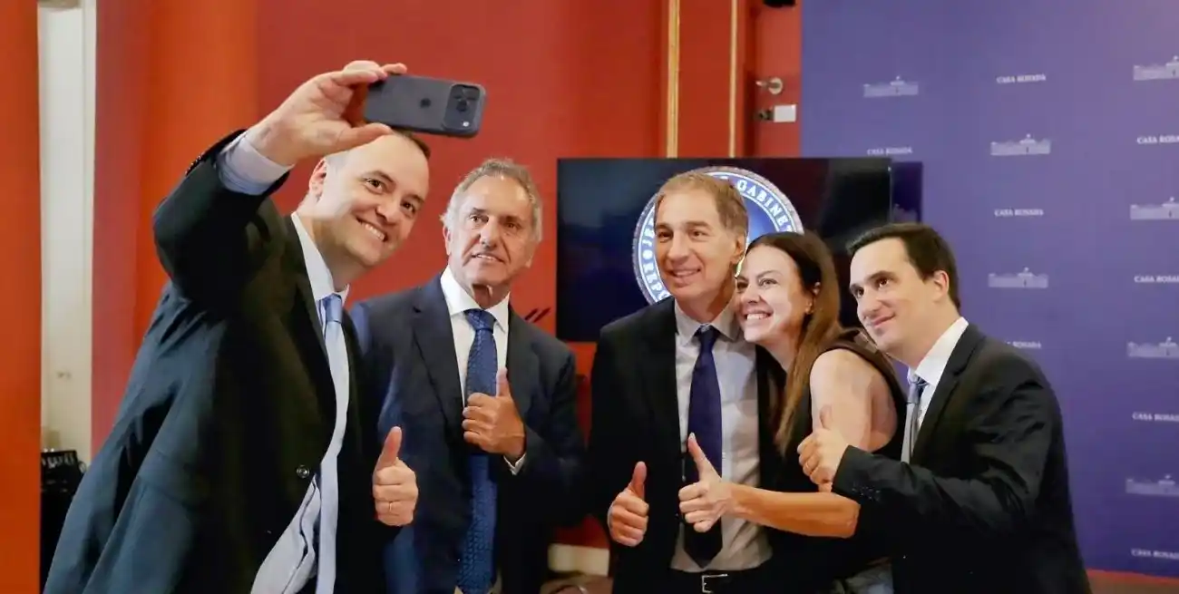 Adorni encabezó el brindis de fin de año con periodistas en Casa Rosada.