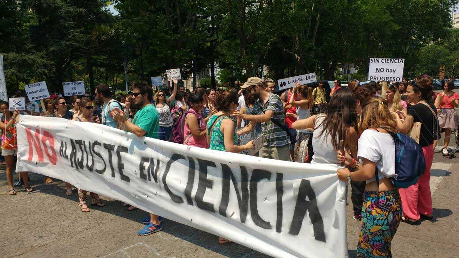 Científicos protestan frente al Municipio a la espera de novedades