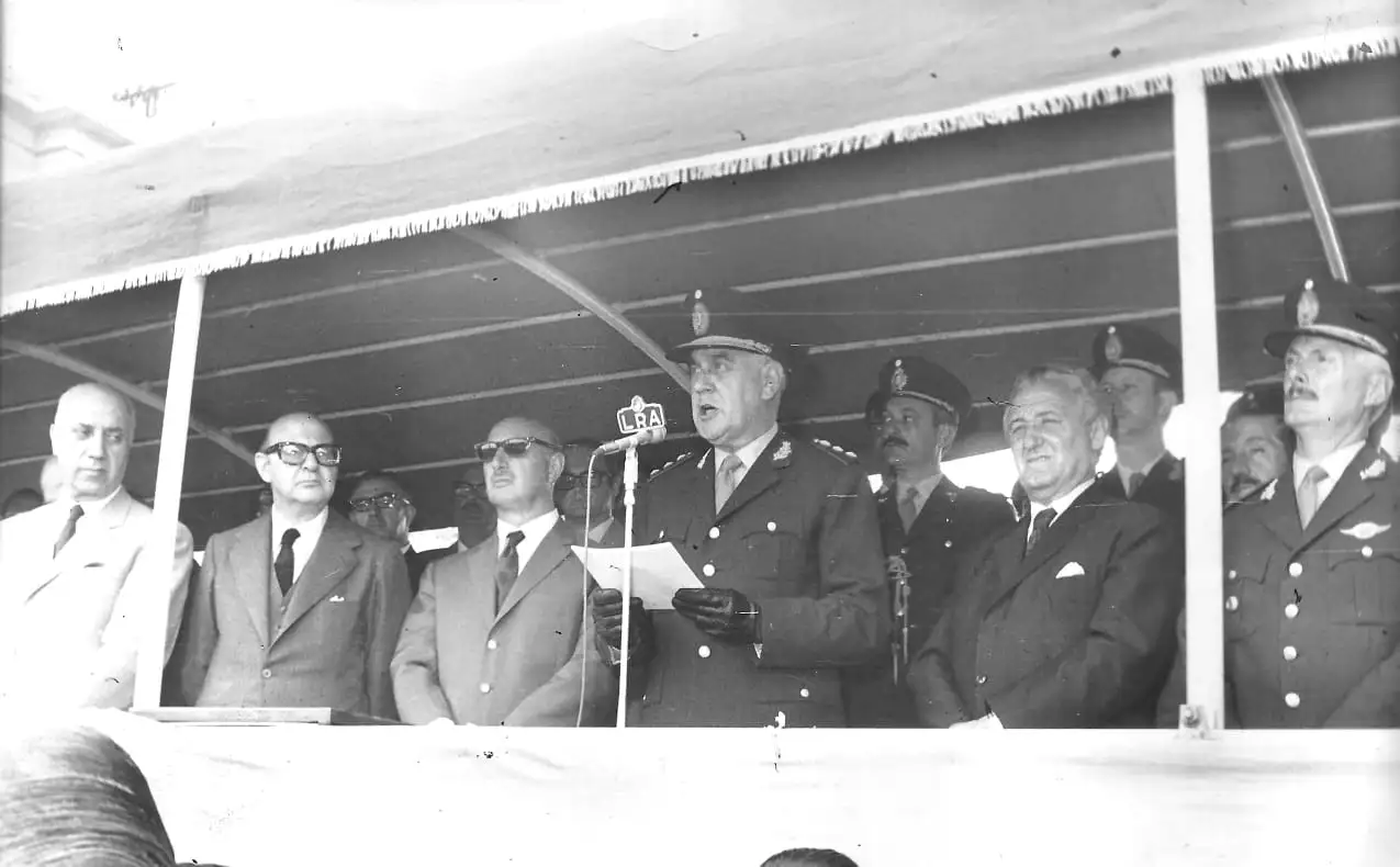 El presidente Lanusse al hacer los anuncios. A su lado el comisionado Peretti. (Archivo Gráfico y Museo Histórico de San Francisco y la Región).