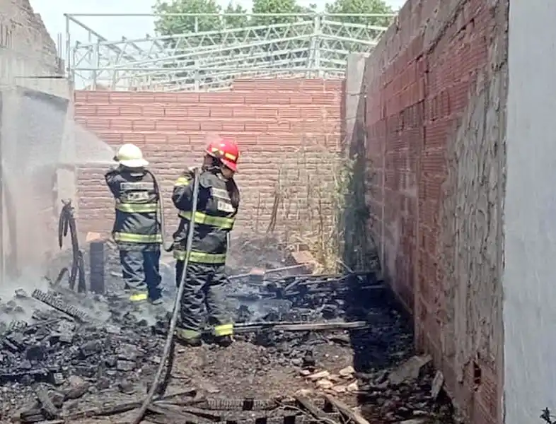 Incendios dañaron un galpón y una vivienda